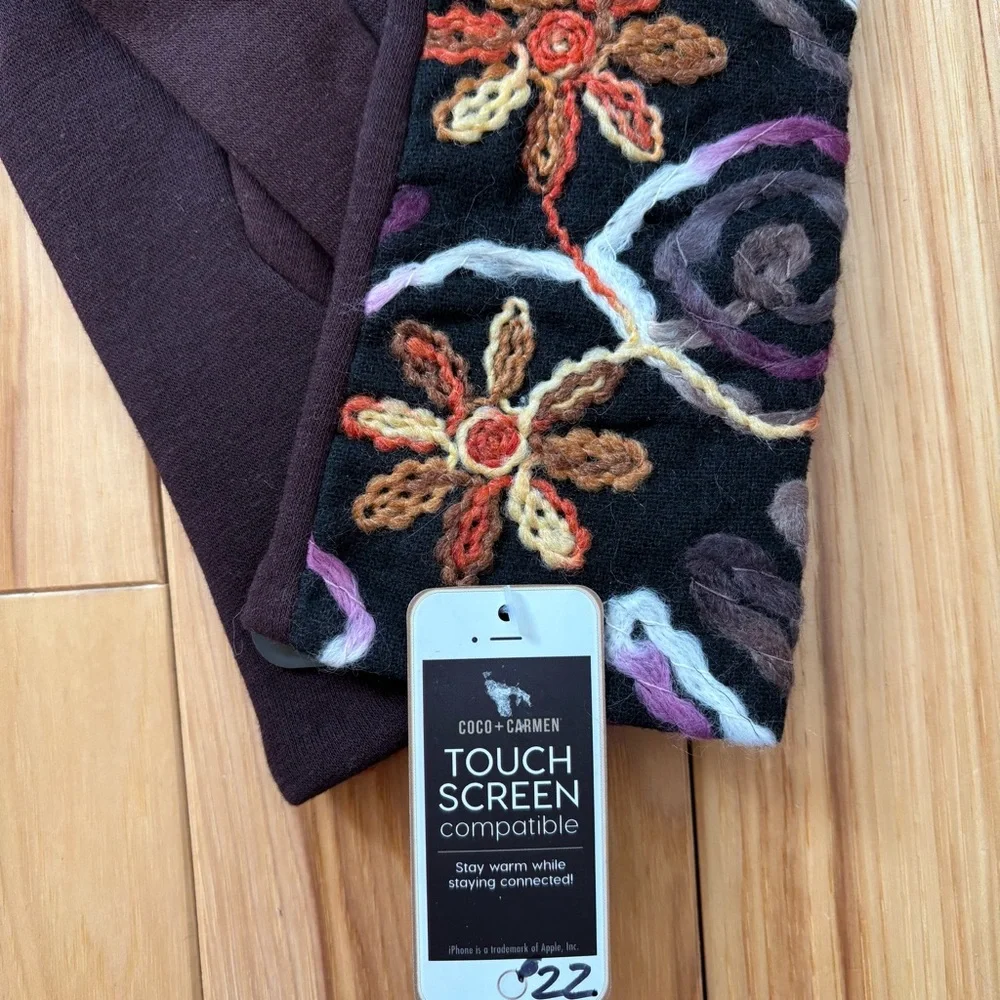 NEW Coco & Carmen Boho Floral Embroidered Touch Screen Compatible Gloves